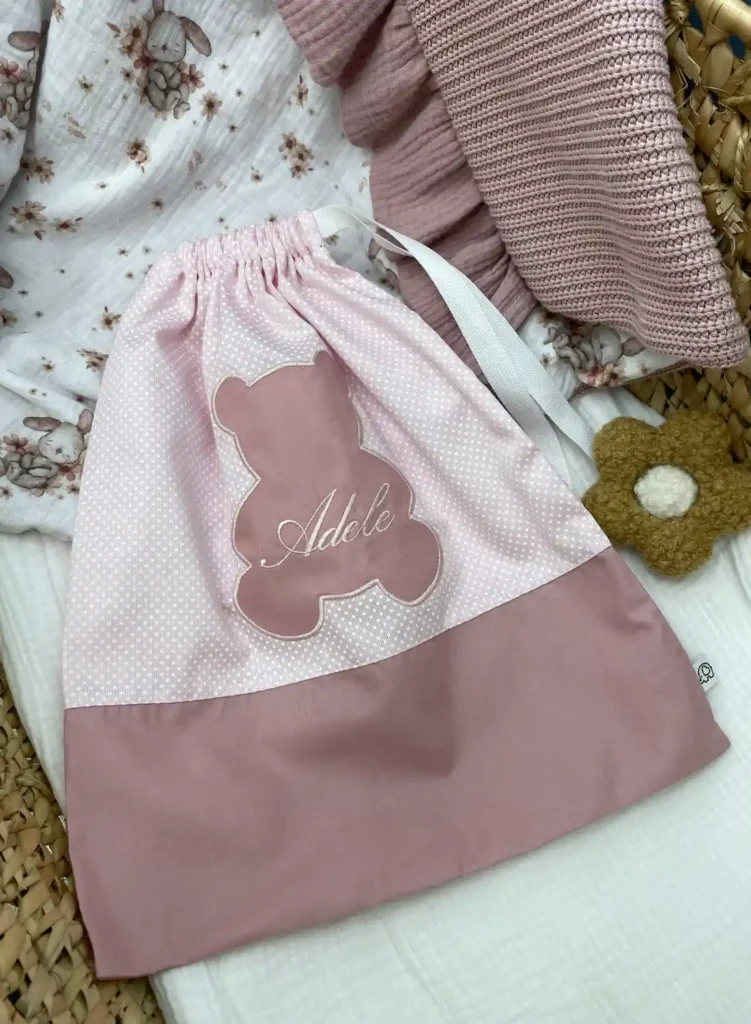 Sacco nascita personalizzato rosa a pois con applicazione orsetto e nome Adele ricamato a macchina.