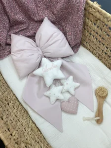 Fiocco nascita artigianale in cotone rosa cipria con stelle imbottite e cuore a pois, personalizzato con nome ricamato