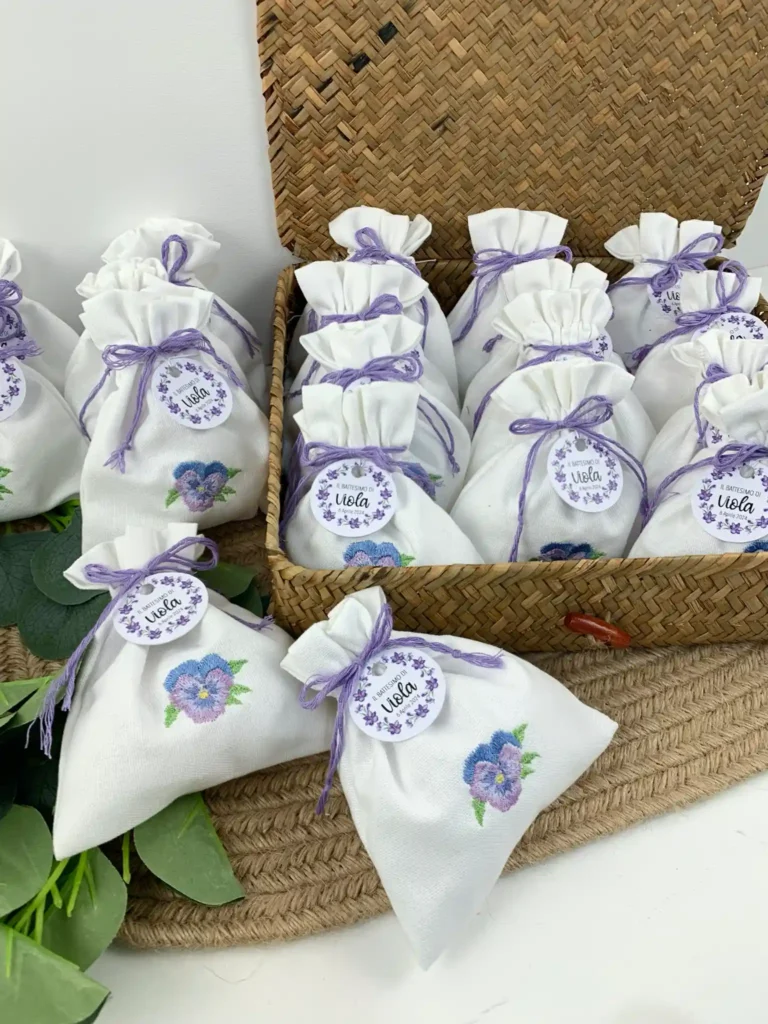 Sacchetti artigianali con ricamo floreale