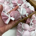 Creazione su misura- Caramelle iniziale ricamata